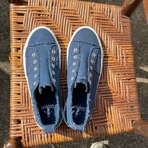 Corky’s never worn navy tennis shoes! Size 7.